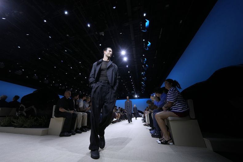 Un modelo luce una creación de la colección para caballeros de Giorgio Armani Primavera-Verano 2026, que se presentó en Milán, Italia, el lunes 23 de junio de 2025. (Foto AP/Luca Bruno)
