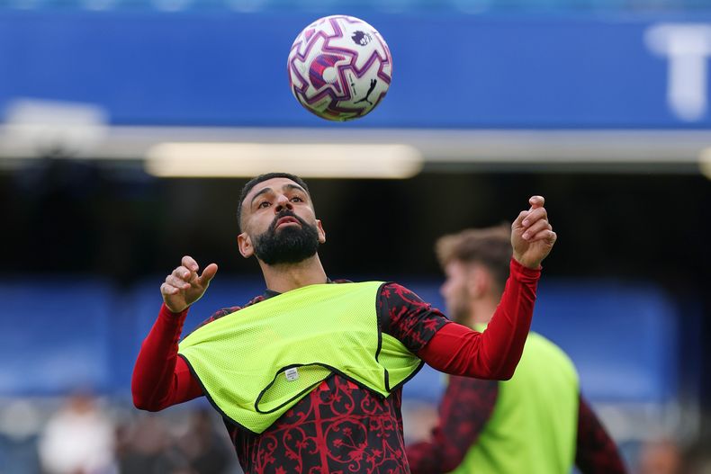 El egipcio Mohamed Salah, del Liverpool, calienta antes de un partido de la Liga Premier inglesa frente a Chelsea en Londres, el sábado 4 de octubre de 2025 (AP Foto/Ian Walton)