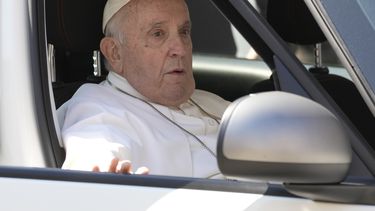 ARCHIVO - El papa Francisco llega al Vaticano, el 16 de junio de 2023, nueve días después de haberse sometido a una cirugía abdominal. (AP Foto/Andrew Medichini, archivo)
