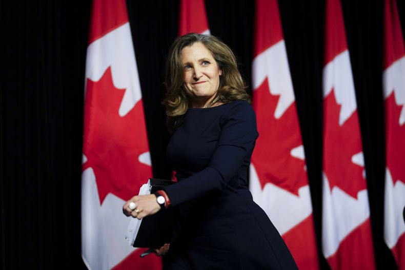 La ministra de Finanzas de Canadá, Chrystia Freeland, en una conferencia de prensa en Ottawa, Ontario, el 16 de abril de 2024. (Sean Kilpatrick/The Canadian Press vía AP, Archivo)
