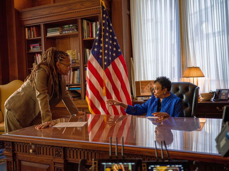 Esta imagen difundida por Netflix muestra a la directora Ava DuVernay, a la izquierda, junto a la 14.ª bibliotecaria del Congreso, Carla Hayden, durante el rodaje del documental 14th sobre la 14.ª Enmienda, la cual otorgó libertad y derechos a las personas anteriormente esclavizadas tras la Guerra Civil. (Paul Garnes/Netflix via AP)