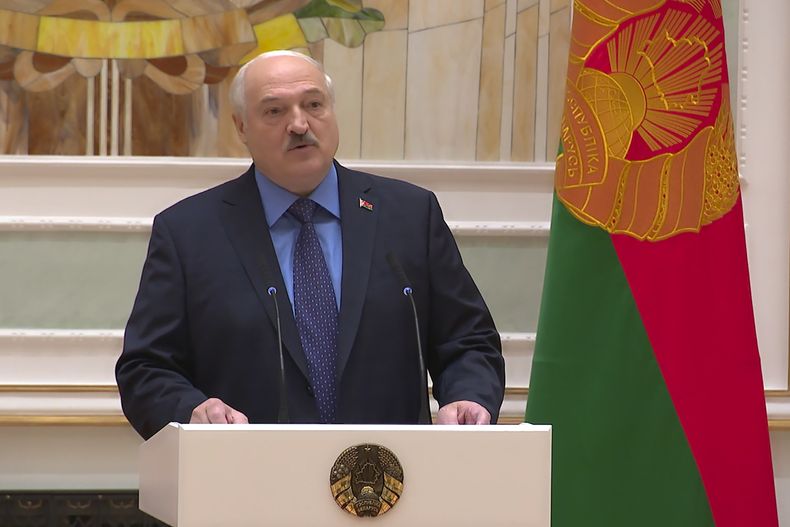 La foto distribuida por la Oficina de Prensa Presidencial de Bielorrusia el 27 de junio de 2023 muestra al presidente bielorruso Alexander Lukashenko en una ceremonia de nombramiento de generales en Minsk. (Oficina de Prensa Presidencial de Bielorrusia via AP)