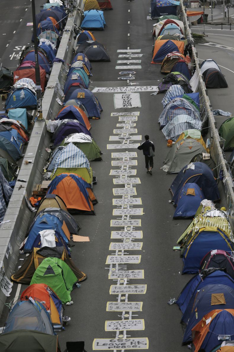 Tiendas de campa&ntilde;a instaladas por los manifestantes en favor de la deocracia, en una zona ocupada fuera de la sede del gobierno del enclave en el distrito Admiralty de Hong Kong, el 14 de noviembre de 2014. (Foto AP/Vincent Yu)