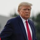 El expresidente Donald Trump se dirige a hacer declaraciones a la prensa antes de partir del aeropuerto internacional Atlanta Hartsfield-Jackson, en Atlanta, el jueves 24 de agosto de 2023. (AP Foto/Alex Brandon)