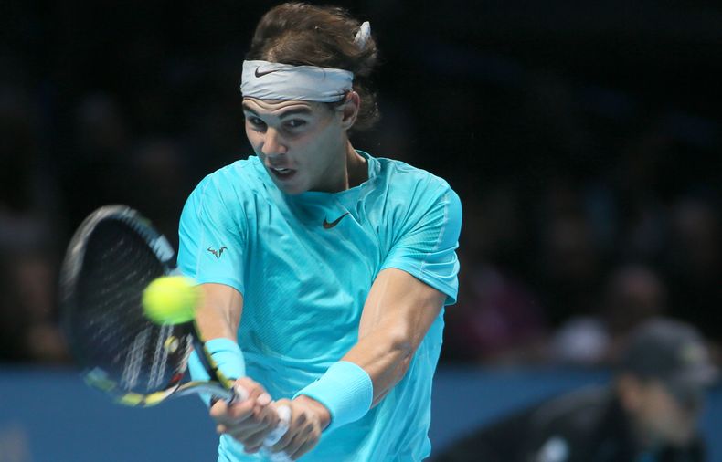 Rafael Nadal durante el encuentro en que venci&oacute; a Roger Federer en semifinales de la Copa Masters en Londres el 10 de noviembre del 2013 (AP Foto/Alastair Grant)