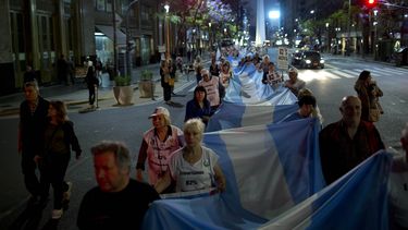 americateve | Manifestantes portan una bandera argentina mientras se dirigen a la Plaza de Mayo durante una protesta contra la presidenta del pa&iacute;s en Buenos Aires el jueves 13 de noviembre de 2014. (Foto AP/Natacha Pisarenko)