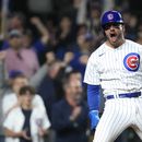 Mike Tauchman, de los Cachorros de Chicago, festeja tras anotar en un sencillo de Ian Happ ante los Piratas de Pittsburgh, el miércoles 14 de junio de 2023 (AP Foto/Charles Rex Arbogast)