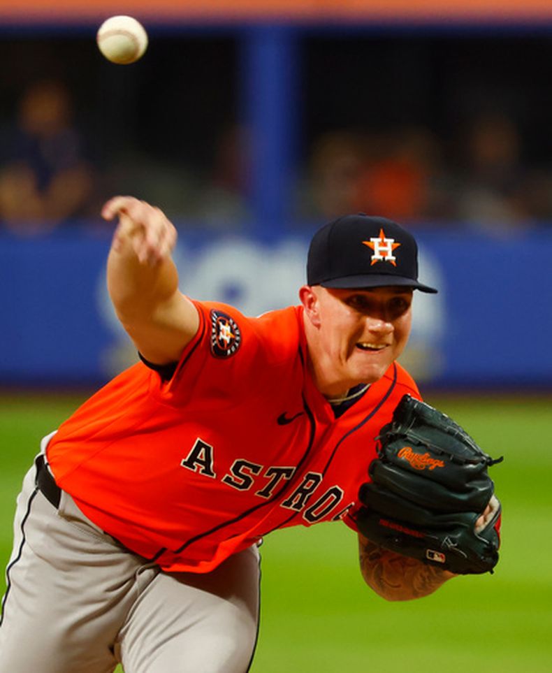 Hunter Brown, de los Astros de Houston, lanza ante los Mets de Nueva York en el encuentro del viernes 28 de agosto de 2026 (AP Foto/Noah K. Murray)