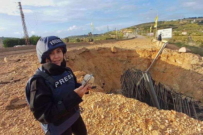 La periodista libanesa Amal Khalil del diario Al-Akhbar cerca de la aldea Qasmiyeh en el Líbano, el 22 de marzo del 2026. (AP foto/Mohammed Zaatari)