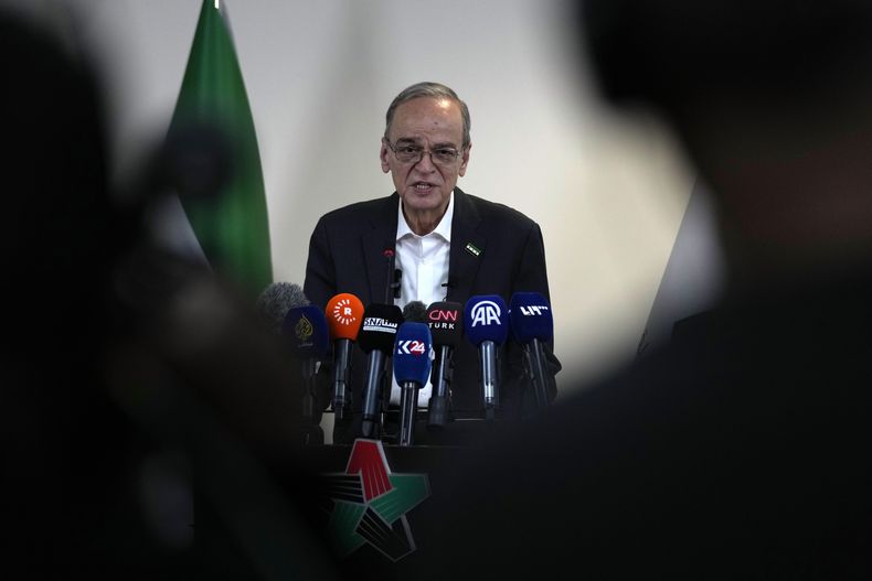 El presidente de la Coalición Nacional para la Revolución Siria, Hadi Al-Bahra, en conferencia de prensa en Estambul el 2 de diciembre del 2024. (AP foto/Khalil Hamra)