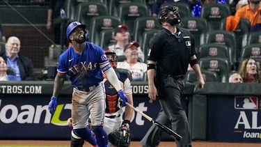 Adolis García batea un cuadrangular durante la octava entrada del Juego 7 de la Serie de Campeonato de la Liga Americana en contra de los Astros de Houston, el lunes 23 de octubre de 2023, en Houston. (AP Foto/Tony Gutierrez)