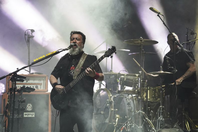 Micky Huidobro de la banda mexicana Molotov durante su presentación en la 25ª edición del festival de música Vive Latino en la Ciudad de México, el sábado 15 de marzo de 2025. (Foto AP/Aurea Del Rosario)