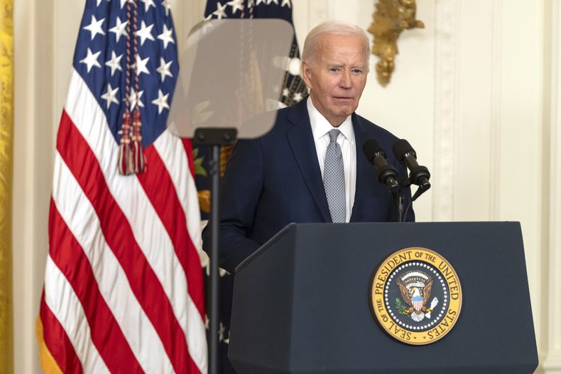 El presidente Joe Biden habla en el evento de concesión de la Medalla Presidencial de Ciudadanos en el Salón Este de la Casa Blanca, el jueves 2 de enero de 2025 en Washington. (AP Foto/Mark Schiefelbein)