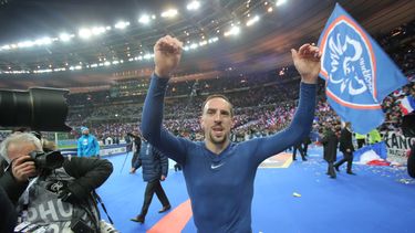 americateve | El jugador de la selecci&oacute;n de Francia y Bayern Munich, Franck Ribery, festeja tras derrotar a Ucrania y clasificarse al Mundial el martes, 19 de noviembre de 2013, en Par&iacute;s. (AP Photo/Michel Euler)