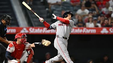 Masataka Yoshida, derecha, de los Medias Rojas de Boston, batea un sencillo productor durante la séptima entrada del juego de béisbol de Grandes Ligas contra los Angelinos de Los Ángeles, el domingo 5 de julio de 2026, en Anaheim, California. (AP Foto/William Liang)