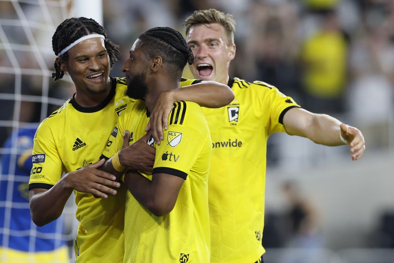 Steven Moreira del Columbus Crew celebra con sus compañeros Jacen Russell-Rowe y Julian Gressel su gol en el encuentro ante el América en la Leagus Cup el lunes 31 de julio del 2023. (AP Foto/Jay LaPrete)