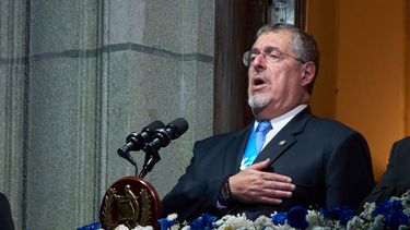 El presidente guatemalteco Bernardo Arévalo canta el himno nacional durante la celebración del 204.º aniversario de la independencia de Centroamérica de España, el domingo 14 de septiembre de 2025, en la víspera del Día de la Independencia, en la Ciudad de Guatemala. (Foto AP/Moises Castillo)