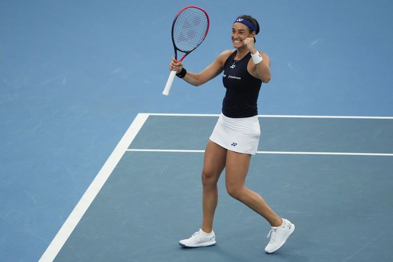 La francesa Caroline García festeja luego de imponerse a la italiana Jasmine Paolini en la United Cup, el miércoles 3 de enero de 2024, en Sydney (AP Foto/Mark Baker)