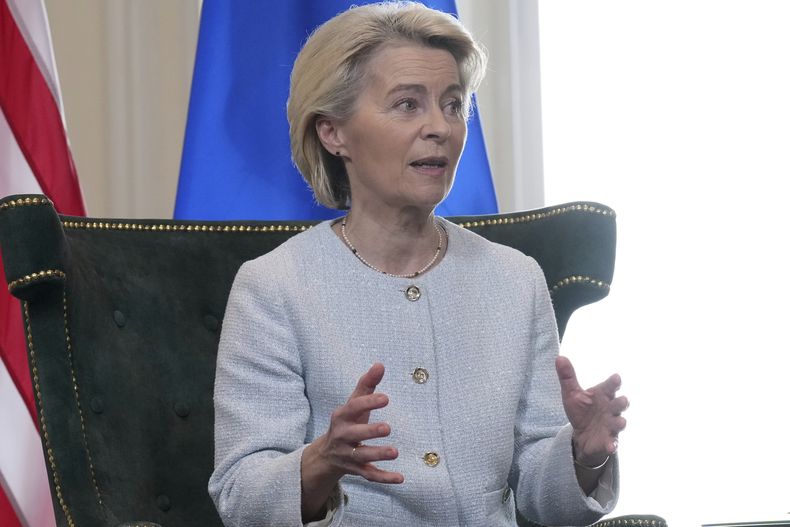 La presidenta de la Comisión Europea, Ursula von der Leyen, conversa durante una reunión con el presidente Donald Trump y tras alcanzar un acuerdo comercial, en el campo de golf Trump Turnberry, en Turnberry, Escocia, el domingo 27 de julio de 2025. (AP Foto/Jacquelyn Martin)