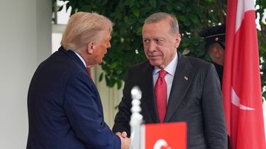 El presidente Donald Trump, izquierda, saluda a su homólogo turco Recep Tayyip Erdogan en la Casa Blanca, el jueves 25 de septiembre de 2025, en Washington. (AP Foto/Evan Vucci)