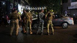 Soldados libaneses montan guardia en una calle que lleva al hospital de la Universidad Americana, a donde llevan a las personas cuyos bípers explotaron, en Beirut, Líbano, el martes 17 de septiembre de 2024. (AP Foto/Hassan Ammar)