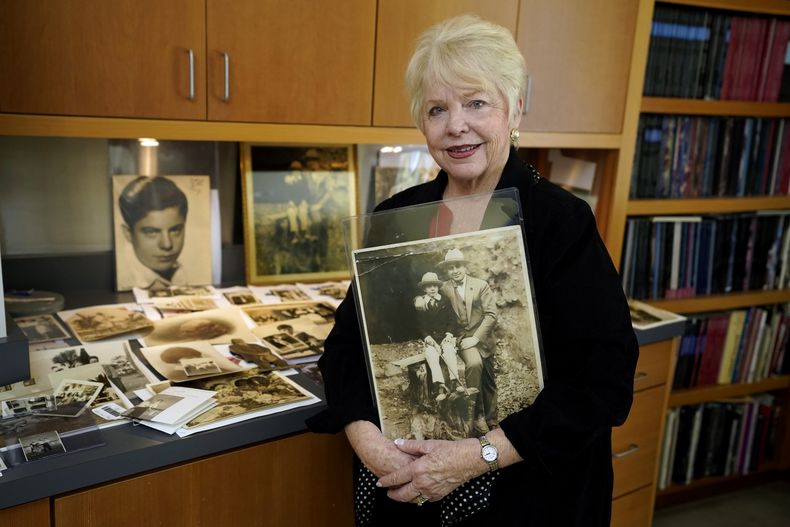 ARCHIVO - Diane Capone sostiene una copia de una fotografía de su padre, Albert Sonny Capone cuando era niño y su abuelo Al Capone en exhibición en la Casa de Subastas Witherell en Sacramento, California, el miércoles 25 de agosto de 2021. (Foto AP/Rich Pedroncelli, archivo)