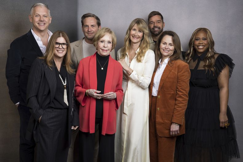 ARCHIVO - Abe Sylvia, de izquierda a derecha, la productora ejecutiva Katie OConnell, Josh Lucas, Carol Burnett, Laura Dern, Ricky Martin, Jayme Lemons y Amber Chardae Robinson posan para un retrato para promover la miniserie de Apple TV+ Palm Royale en la Gira de Prensa de Invierno de la Asociación de Críticos de Televisión el 5 de febrero de 2024, en The Langham Huntington Hotel en Pasadena, California. (Willy Sanjuan/Invision/AP, archivo)