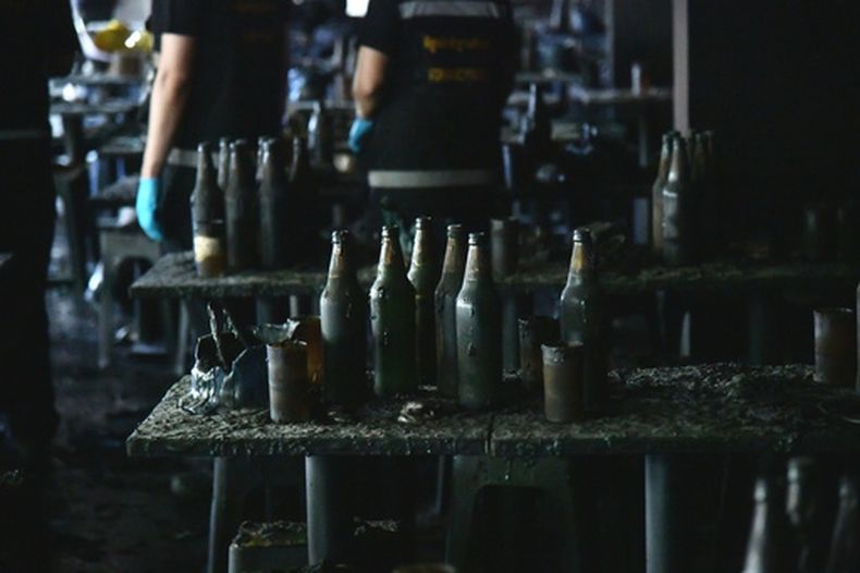 Foto entregada por la Administración Metropolitana de Bangkok que muestra botellas en una mesa en el sitio del incendio en Bangkok, Tailandia, el 13 de julio del 2026. (Administración Metropolitana de Bangkok via AP)