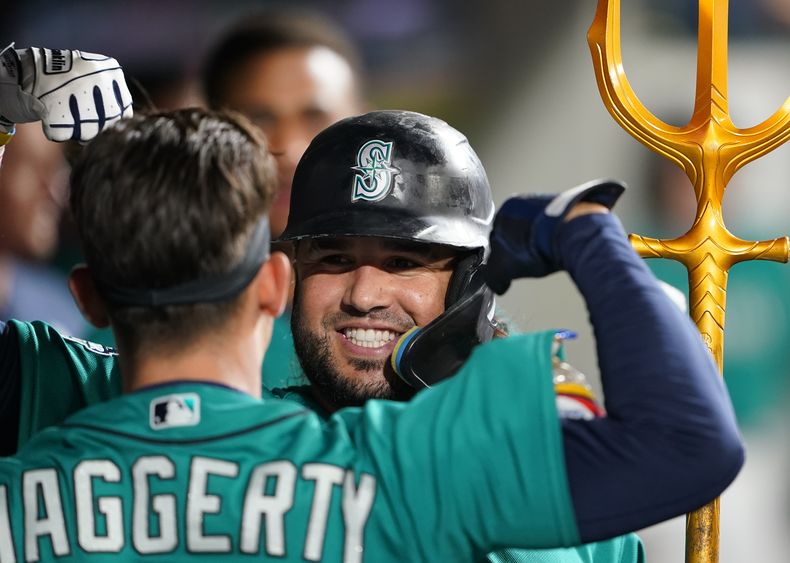 El venezolano Eugenio Suárez, de los Marineros de Seattle, festeja luego de conectar un jonrón en el duelo ante los Angelinos de Los Ángeles, el martes 12 de septiembre de 2023 (AP Foto/Lindsey Wasson)