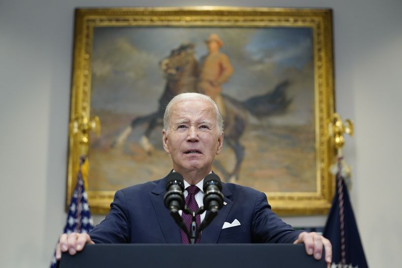 El presidente Joe Biden habla sobre el fallo de la Corte Suprema sobre la acción afirmativa en las inscripciones universitarias desde la Sala Roosevelt de la Casa Blanca, el jueves 29 de junio de 2023, en Washington. (AP Foto/Evan Vucci, Archivo)