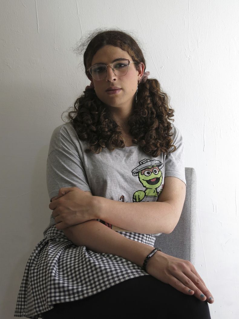 La cineasta mexicana Camilia D. Aurora, directora y protagonista del cortometraje Johanne Sacreblu, posa para una fotografía durante una entrevista en la Ciudad de México, el jueves 27 de febrero de 2025. (Foto AP/Berenice Bautista)