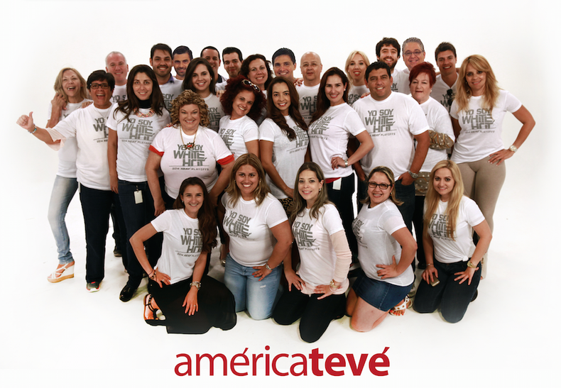 En unas horas Miami Heat puede cerrar su pase a las Finales de la NBA si gana a Indiana en el sexto partido. Los empleados de AmericaTeve posaron con sus "t-shirts" alentando al Heat.