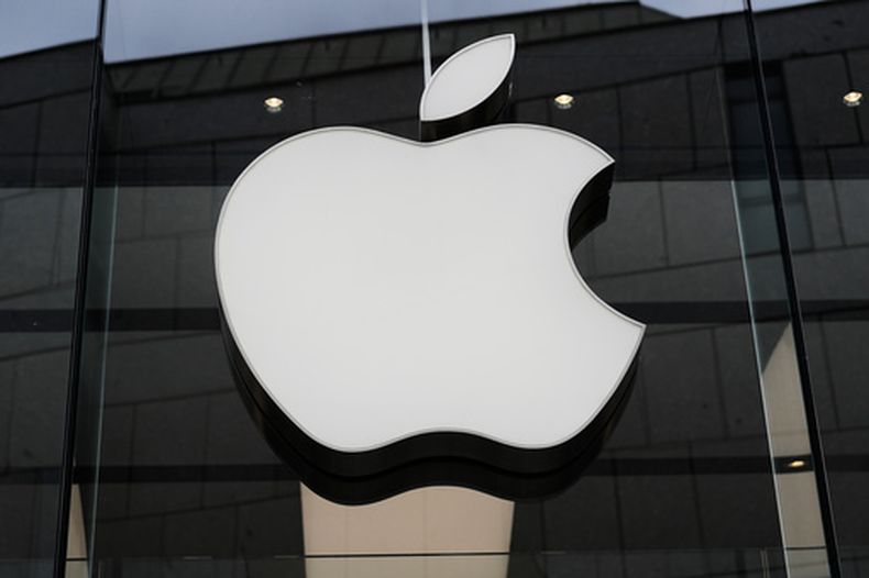 El logo de Apple en la fachada de una tienda, el 2 de abril de 2026, en Múnich. (AP Foto/Matthias Schrader, Archivo)