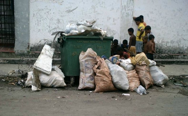 Barrios como Cojímar pasan un mes sin que se vacíen los contenedores de basura.