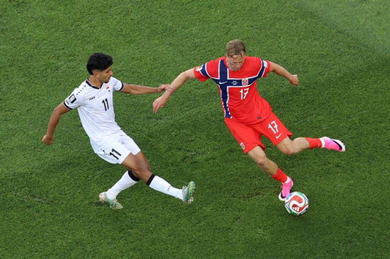¿Torbjoern Heggem de Noruega disputa el balón Ahmed Qasim de Irak en el encuentro del Grupo I de la Copa Mundial el martes 16 de junio del 2026. (AP Foto/Mark Stockwell)