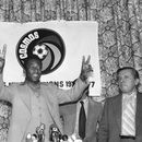 ARCHIVO - Pelé, del Cosmos de Nueva York, saluda en una conferencia de prensa, el 29 de septiembre de 1977 (AP Foto/Ira Schwarz, archivo)
