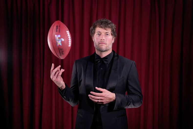 ARCHIVO - Matthew Stafford, quarterback de los Rams de Los Ángeles, posa después de ganar el Premio AP al Jugador Más Valioso de la NFL en la ceremonia de los NFL Honors, el 5 de febrero de 2026, en San Francisco. (AP Foto/Matt York, Archivo)