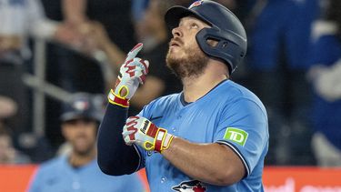 Alejandro Kirk, de los Azulejos de Toronto, celebra después de su jonrón solitario mientras cruza el plato en la segunda entrada del juego contra los Dodgers de Los Ángeles en Toronto, el domingo 28 de abril de 2024. (Frank Gunn/The Canadian Press vía AP)