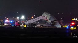 Un avión de Air Canada se ve en la pista en el Aeropuerto LaGuardia, el lunes 23 de marzo de 2026, tras chocar con un vehículo de la Autoridad Portuaria en Nueva York. (AP Foto/Ryan Murphy) Un avión de Air Canada se ve en la pista en el Aeropuerto LaGuardia, el lunes 23 de marzo de 2026, tras chocar con un vehículo de la Autoridad Portuaria en Nueva York. (AP Foto/Ryan Murphy)