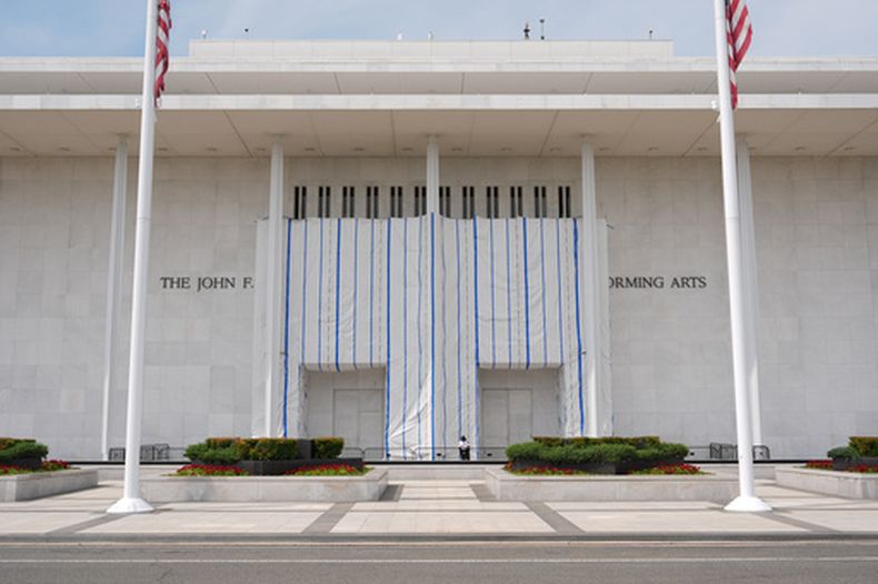 El Centro John F. Kennedy para las artes escénicas, el miércoles 2 de septiembre de 2026, en Washington. (AP Foto/Mark Schiefelbein)