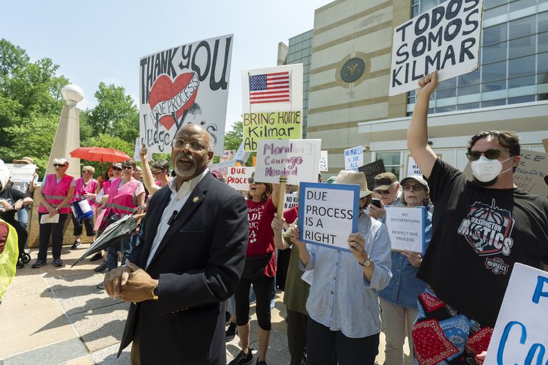 El representante demócrata Glenn Ivey participa en una protesta frente a un tribunal federal el viernes 16 de mayo de 2025, en apoyo a Kilmar Ábrego García, un salvadoreño radicado en Maryland que fue deportado por error, en Greenbelt, Maryland. (AP Foto/Manuel Balce Ceneta)