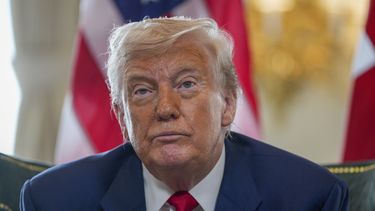 El presidente estadounidense Donald Trump habla con la prensa durante su reunión con el primer ministro británico Keir Starmer en Turnberry, Escocia, el lunes 28 de julio de 2025. (Christopher Furlong/Pool Photo via AP)