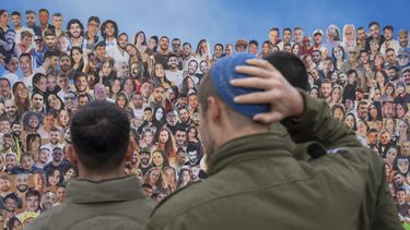 ARCHIVO - Soldados israelíes miran fotos de personas asesinadas por milicianos de Hamás en un ataque transfronterizo perpetrado el 7 de octubre de 2023 en el festival musical Nova, durante una visita al lugar en Reim, en el sur de Israel, cerca de la frontera con Gaza, el 28 de enero de 2024. (AP Foto/Oded Balilty, Archivo)