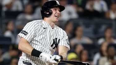Ben Rice, de los Yankees de Nueva York, observa su jonrón de dos carreras durante la tercera entrada de un partido de béisbol contra los Mellizos de Minnesota, el viernes 3 de julio de 2026, en Nueva York. (Foto AP/Adam Hunger)