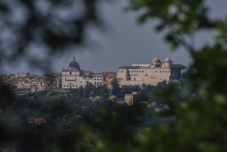 Vista del Palacio Papal o Apostólico, un lugar histórico de retiro veraniego para los papas en la ciudad lacustre de Castel Gandolfo, a unos 30 kilómetros al sureste de Roma, donde el papa León XIV pasará un breve período de descanso, el miércoles 2 de julio de 2025. (Foto AP/Andrew Medichini)