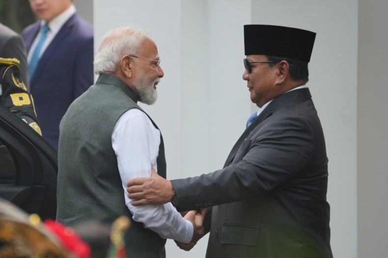 El primer ministro indio Narendra Modi (izq) es recibido por el presidente indonesio Prabowo Subianto en el Palacio Merdeka en Yakarta, Indonesia, el 7 de julio del 2026. (AP foto/Achmad Ibrahim)