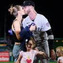 Cody Bellinger, de los Yankees de Nueva York, besa a Chase Carter Bellinger tras ganar el trofeo de Jugador Más Valioso (MVP) después del Juego de Estrellas de las Grandes Ligas de Béisbol (MLB) entre la Liga Americana y la Liga Nacional, el martes 14 de julio de 2026, en Filadelfia. (Foto AP/Matt Slocum)