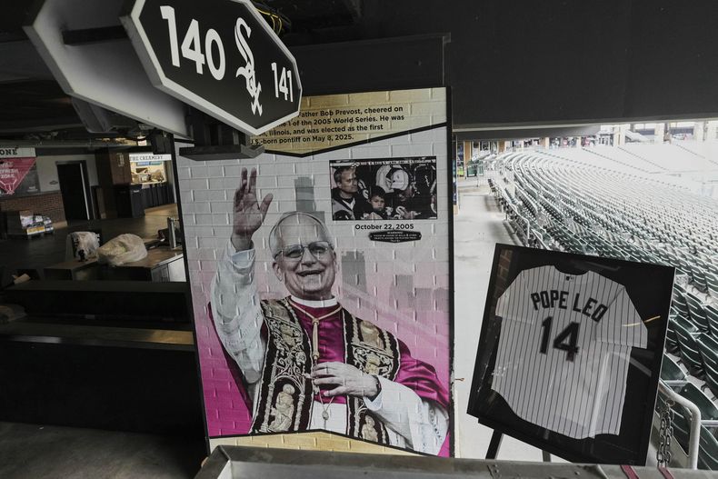 Medias Blancas conmemoran al papa León XIV con instalación en el Rate Field antes del juego ante los Marineros de Seattle el lunes 19 de mayo del 2025. (AP Foto/Nam Y. Huh)
