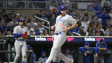 Matt Mervis (22), novato de los Cachorros de Chicago, anota con sencillo de Yan Gomes en contra de los Mellizos de Minnesota en la séptima entrada del juego de béisbol, el viernes 12 de mayo de 2023 en Minneapolis. (AP Foto/Craig Lassig)