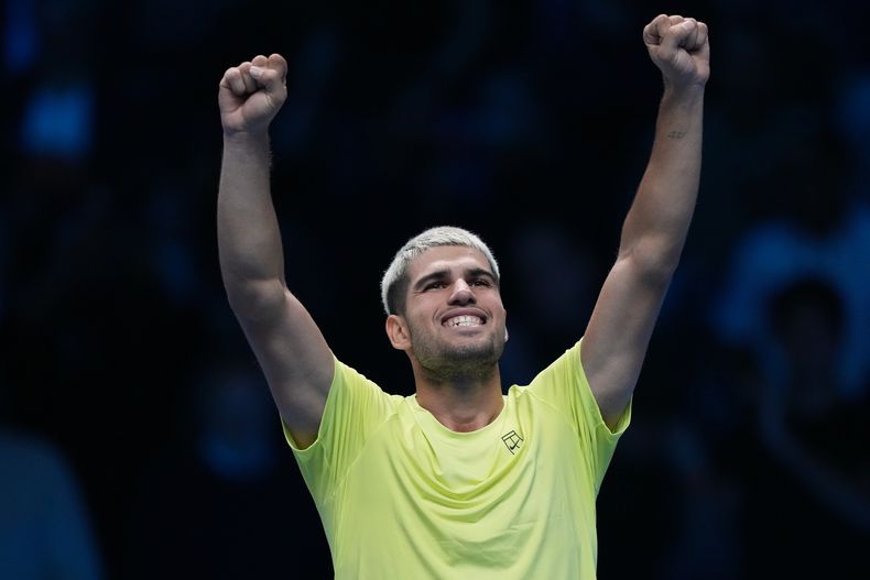 El español Carlos Alcaraz celebra tras vencer al estadounidense Taylor Fritz en las Finales de la ATP en Turín, Italia el martes 11 de noviembre del 2025. (AP Foto/Antonio Calanni)
